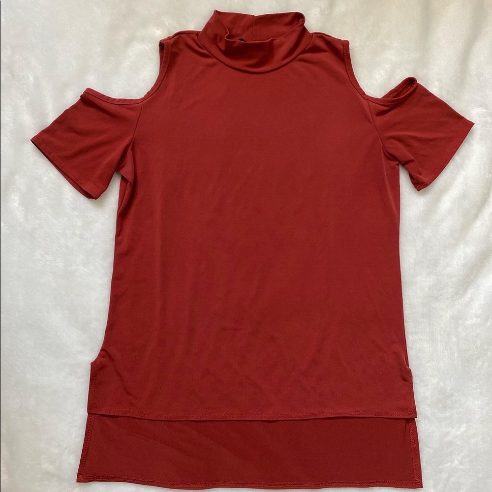 Ladies Turtle Neck Cold
Cut Out Shoulder Top
Size L stretch